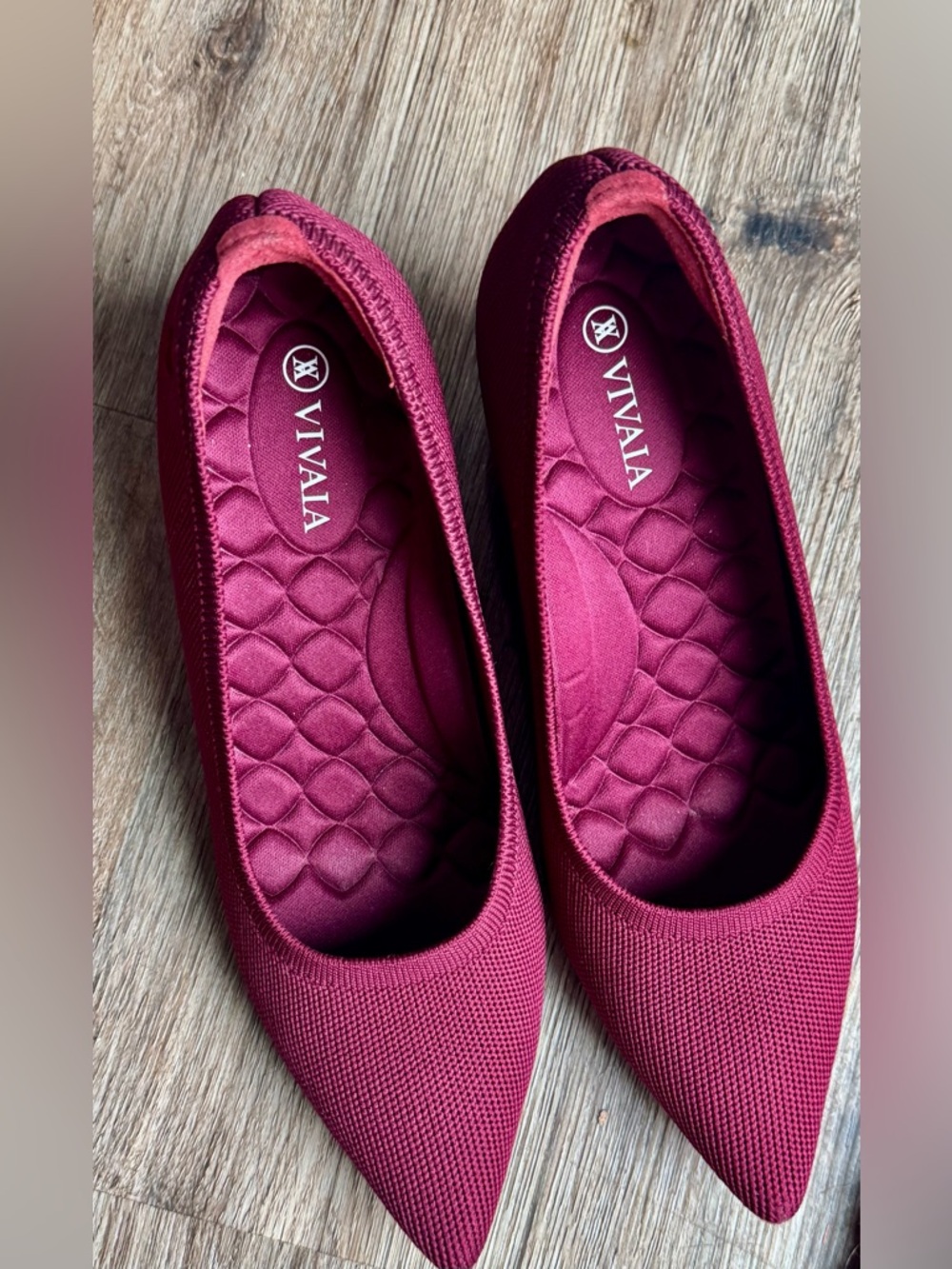 Vivaia Women's Burgundy Pointed-Toe Ballet Flats women’s size 7 (37.5)